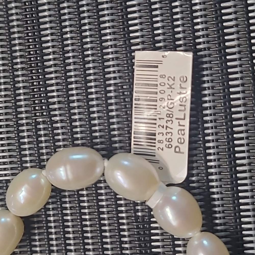 18" pearlustre Necklace - Picture 3 of 8